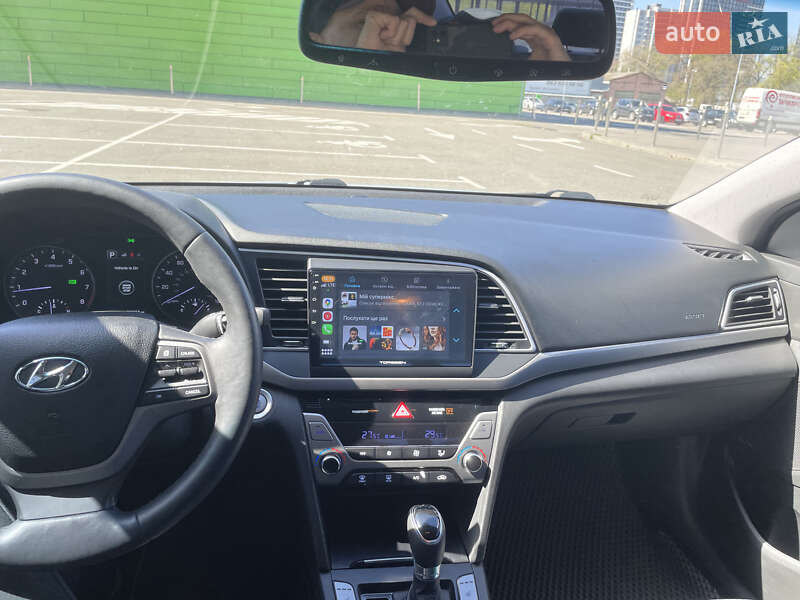 Седан Hyundai Elantra 2016 в Киеве