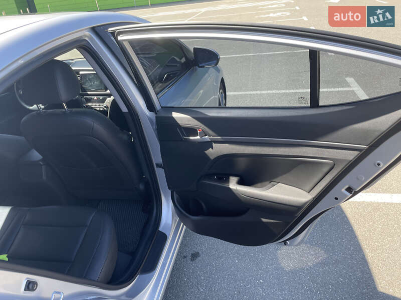 Седан Hyundai Elantra 2016 в Киеве