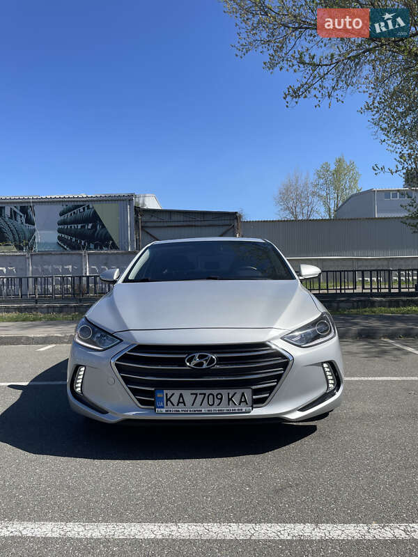 Седан Hyundai Elantra 2016 в Киеве