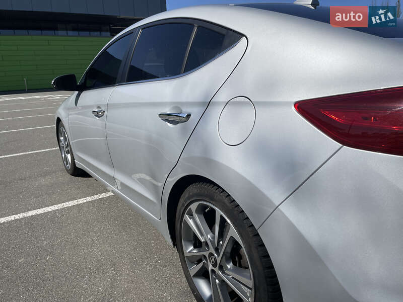 Седан Hyundai Elantra 2016 в Киеве