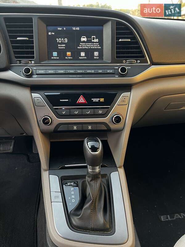 Седан Hyundai Elantra 2016 в Києві