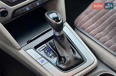Седан Hyundai Elantra 2017 в 