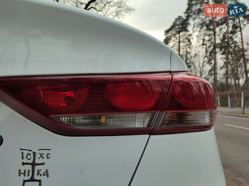 Седан Hyundai Elantra 2016 в Києві