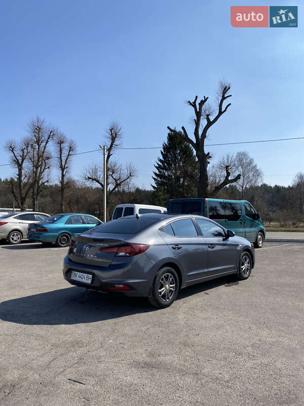 Седан Hyundai Elantra 2019 в Радивилове