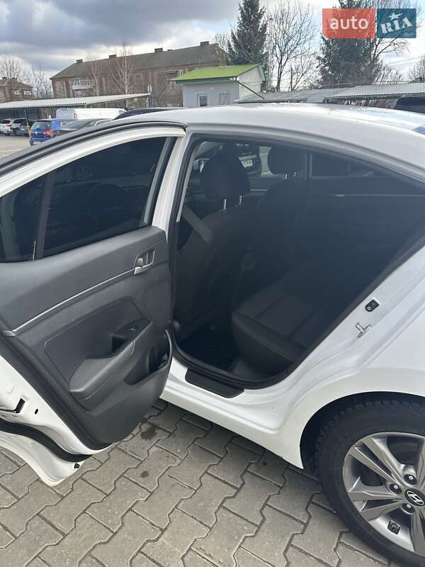 Седан Hyundai Elantra 2017 в Староконстантинове