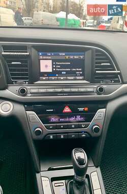 Седан Hyundai Elantra 2018 в 