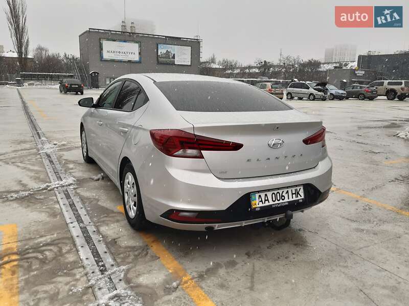 Седан Hyundai Elantra 2018 в Киеве