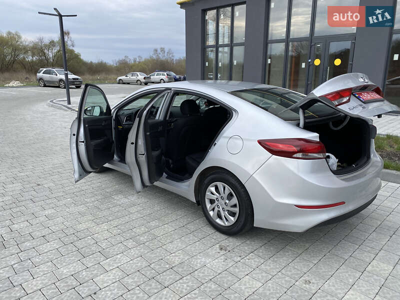 Седан Hyundai Elantra 2018 в Львові