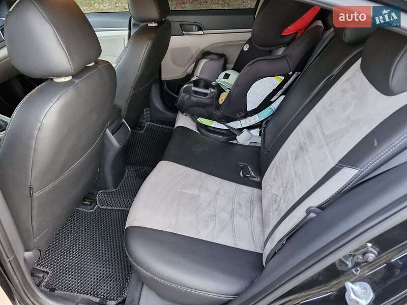 Седан Hyundai Elantra 2016 в Буче