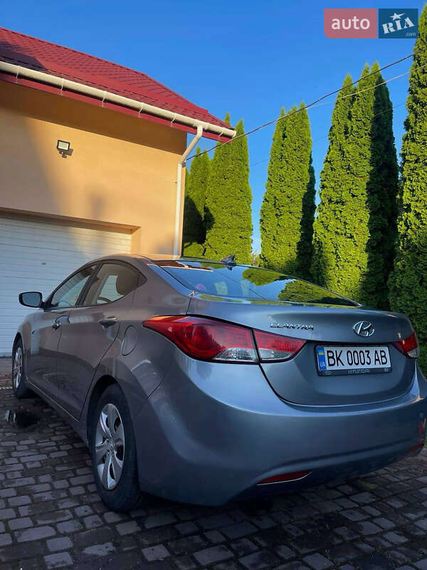 Седан Hyundai Elantra 2015 в Ровно