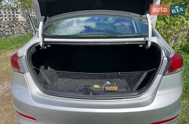 Седан Hyundai Elantra 2017 в 