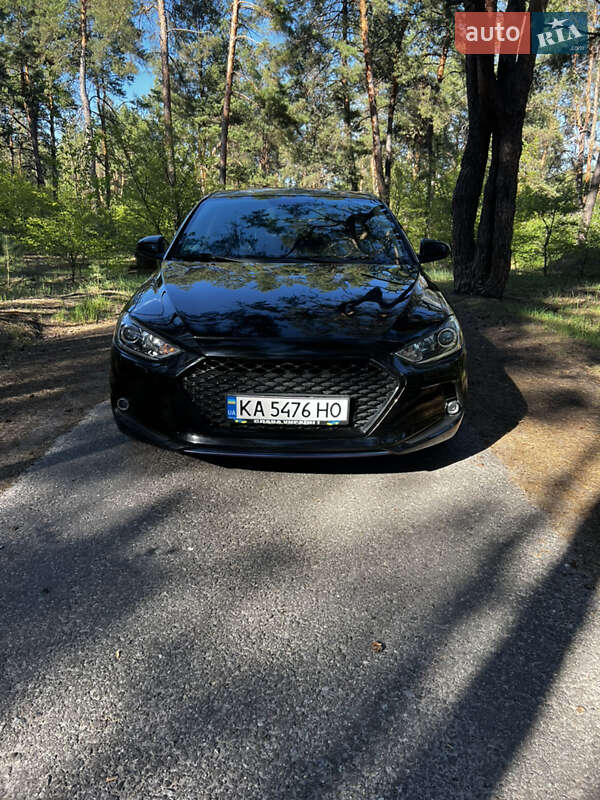 Седан Hyundai Elantra 2017 в 