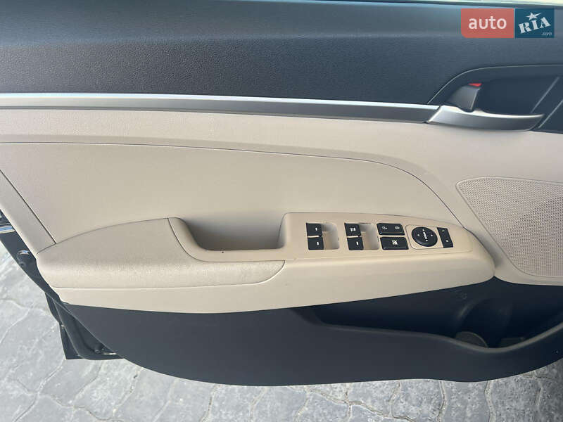Седан Hyundai Elantra 2019 в Одессе