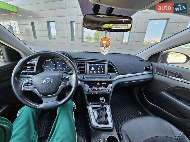 Седан Hyundai Elantra 2016 в Кривом Роге