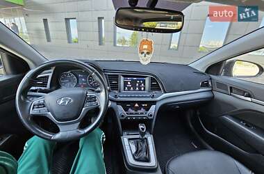 Седан Hyundai Elantra 2016 в 