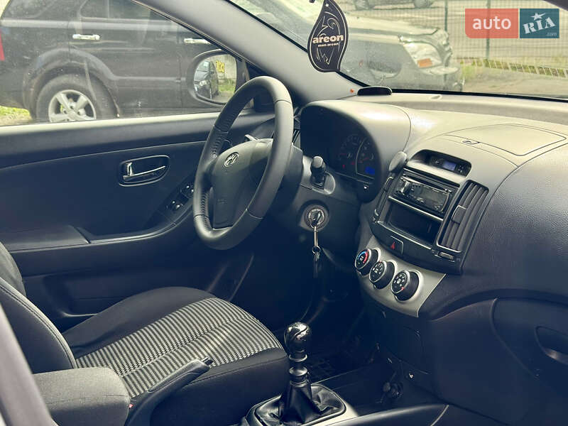 Седан Hyundai Elantra 2011 в Виннице