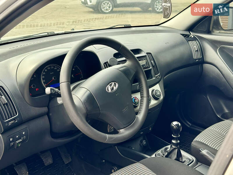 Седан Hyundai Elantra 2011 в Виннице