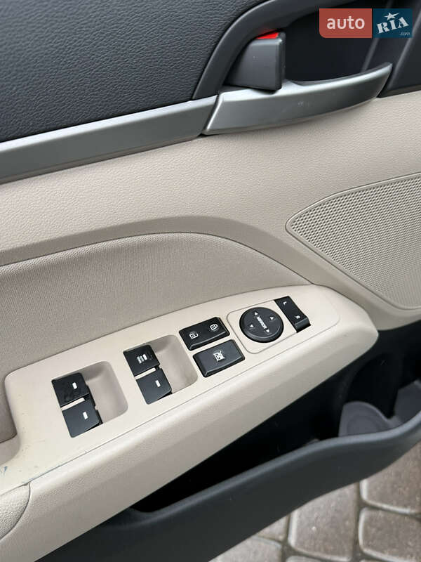 Седан Hyundai Elantra 2018 в Киеве