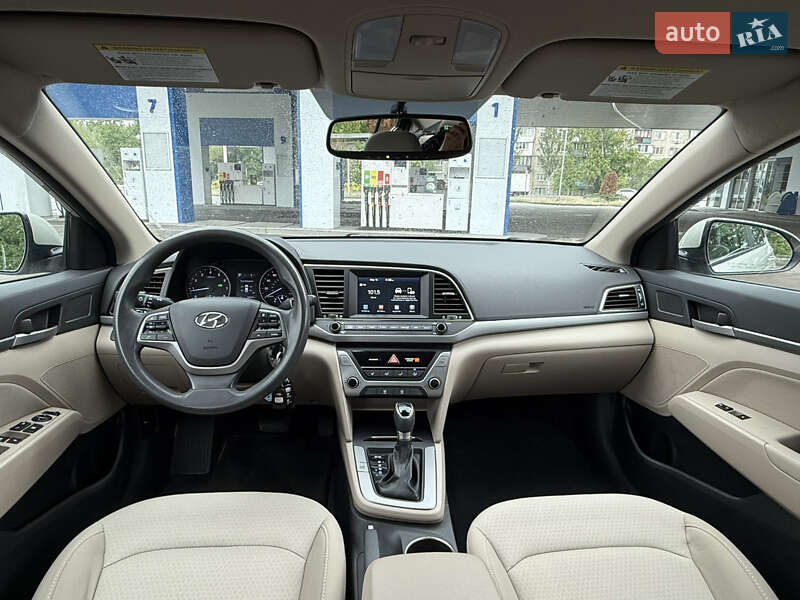 Седан Hyundai Elantra 2018 в Киеве
