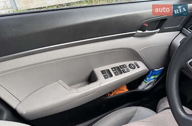 Седан Hyundai Elantra 2017 в 