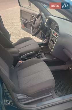 Седан Hyundai Elantra 2000 в 