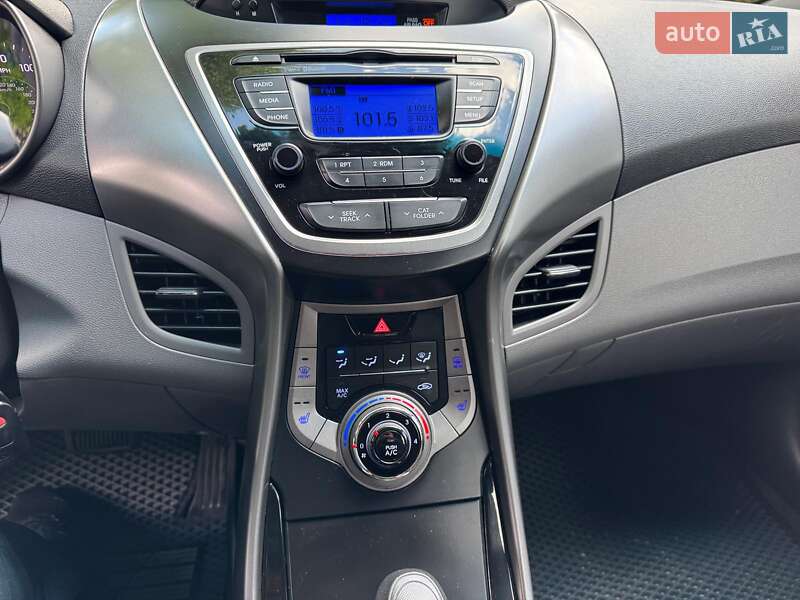 Седан Hyundai Elantra 2013 в Киеве