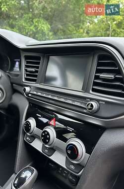 Седан Hyundai Elantra 2019 в 