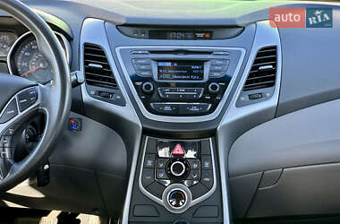 Седан Hyundai Elantra 2015 в 