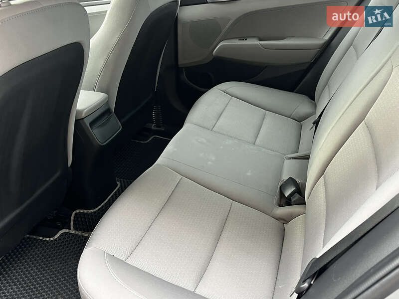 Седан Hyundai Elantra 2016 в Києві