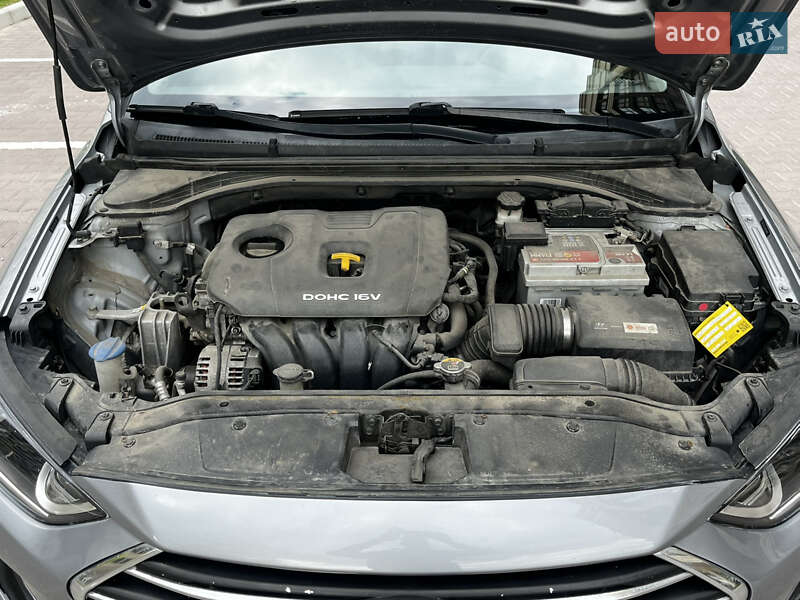 Седан Hyundai Elantra 2016 в Києві