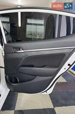 Седан Hyundai Elantra 2017 в 