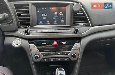 Седан Hyundai Elantra 2017 в 