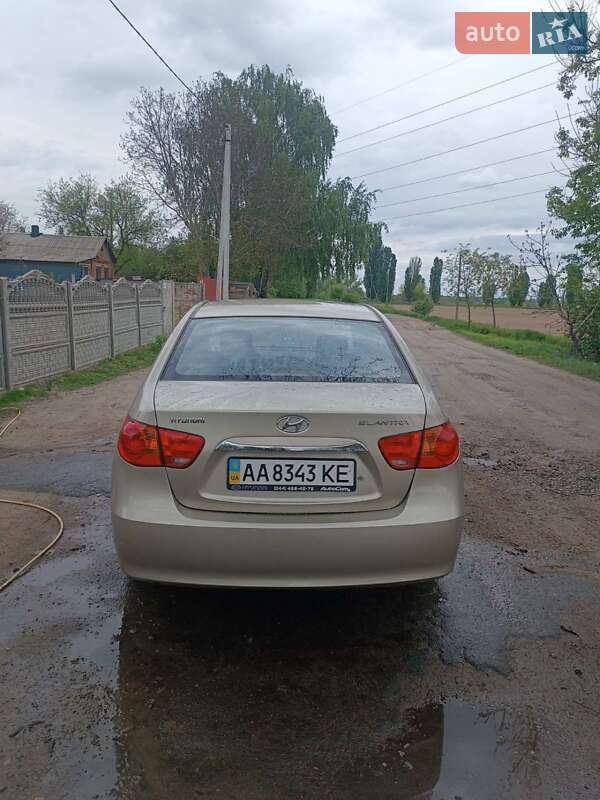 Седан Hyundai Elantra 2010 в Киеве