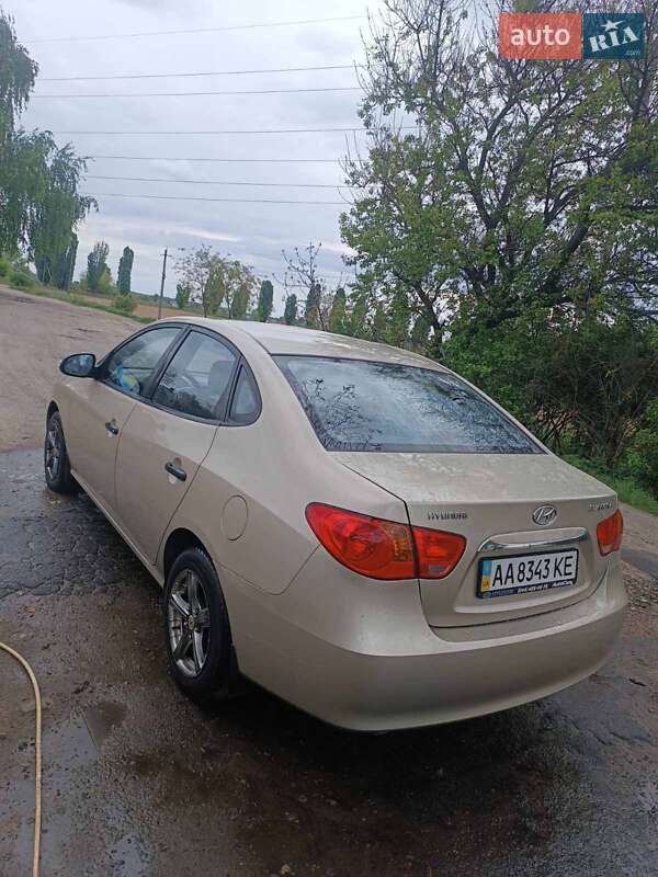 Седан Hyundai Elantra 2010 в Киеве