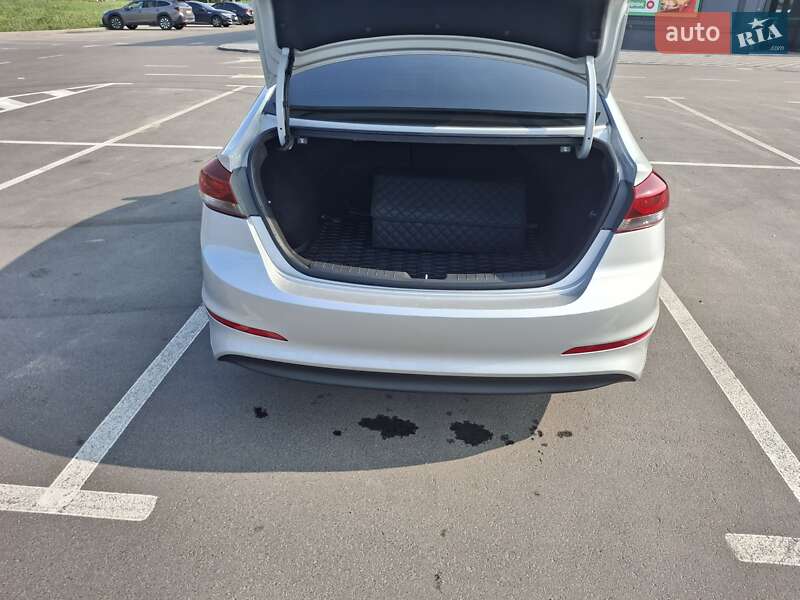 Седан Hyundai Elantra 2016 в Киеве