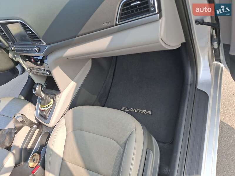 Седан Hyundai Elantra 2016 в Киеве