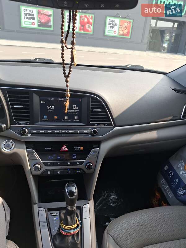 Седан Hyundai Elantra 2016 в Киеве
