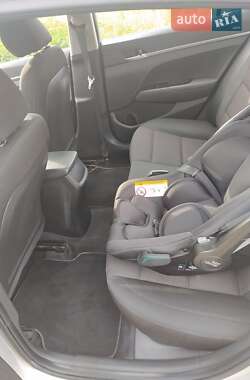 Седан Hyundai Elantra 2019 в 