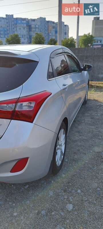 Хэтчбек Hyundai Elantra 2012 в Киеве