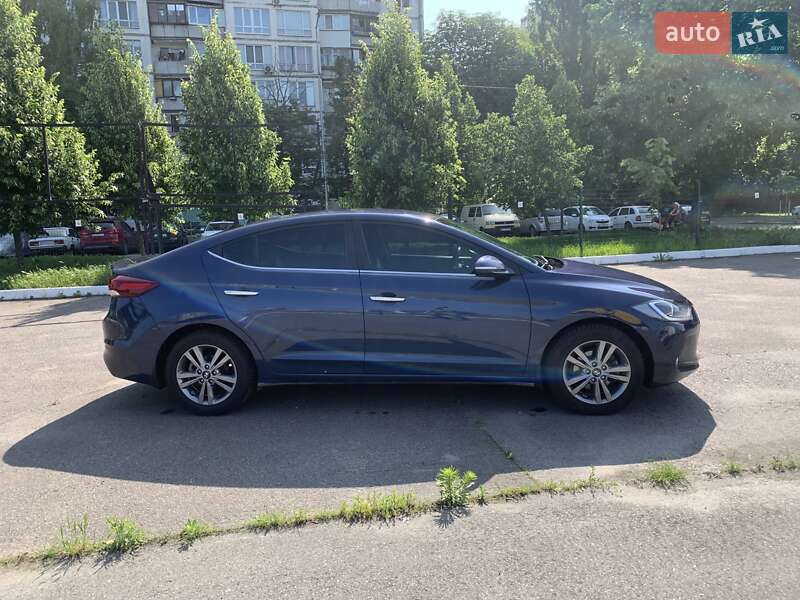 Седан Hyundai Elantra 2018 в Киеве
