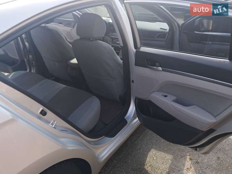 Седан Hyundai Elantra 2016 в Киеве