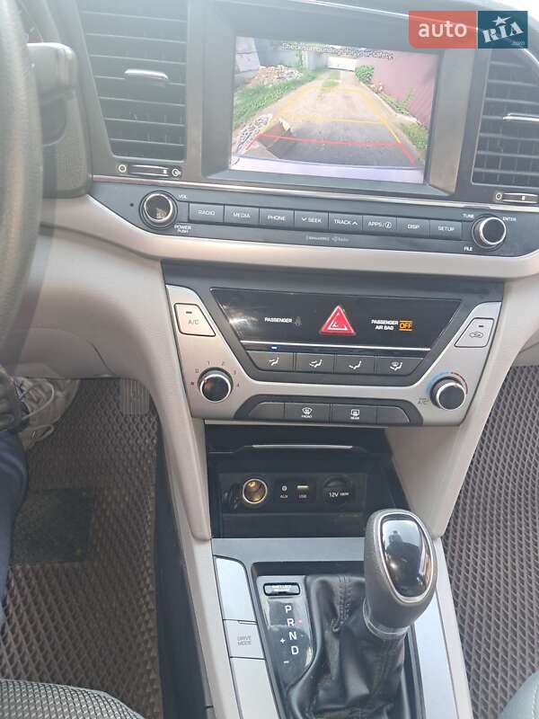 Седан Hyundai Elantra 2016 в Киеве