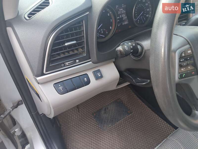 Седан Hyundai Elantra 2016 в Киеве