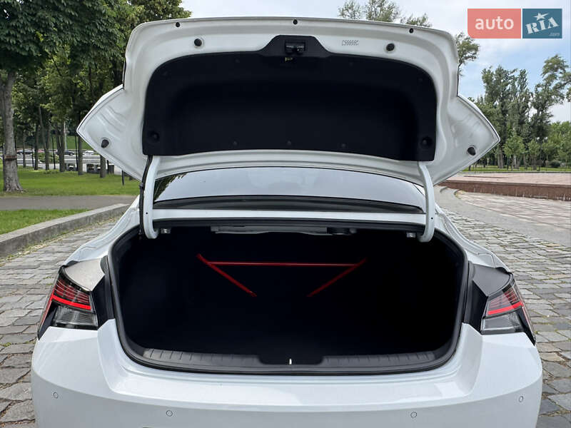 Седан Hyundai Elantra 2023 в Киеве