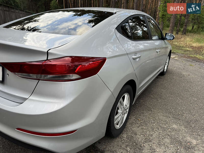 Седан Hyundai Elantra 2017 в Киеве