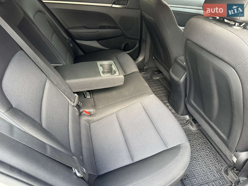 Седан Hyundai Elantra 2017 в Киеве