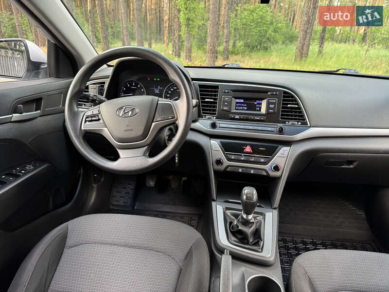 Седан Hyundai Elantra 2017 в Киеве