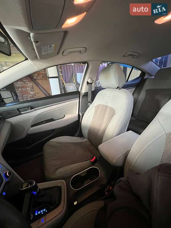 Седан Hyundai Elantra 2016 в Киеве