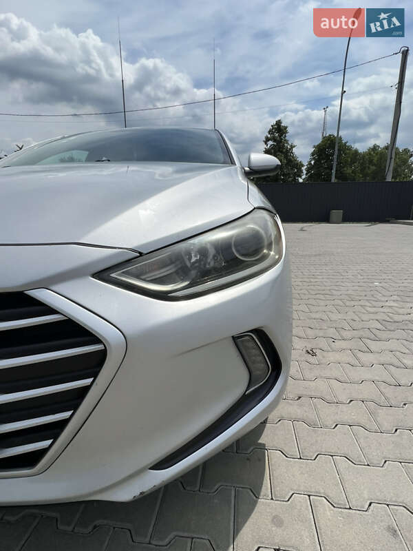 Седан Hyundai Elantra 2016 в Києві
