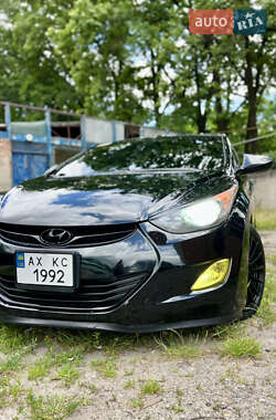 Седан Hyundai Elantra 2012 в Валках